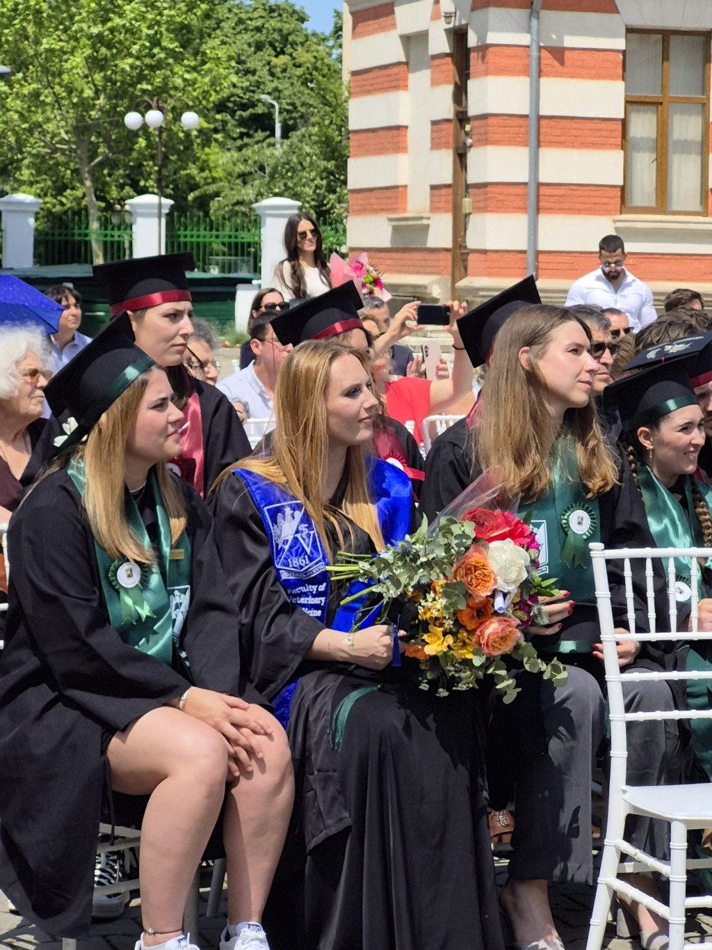Toges, écharpes et coiffes : les traditions des vétérinaires de Bucarest