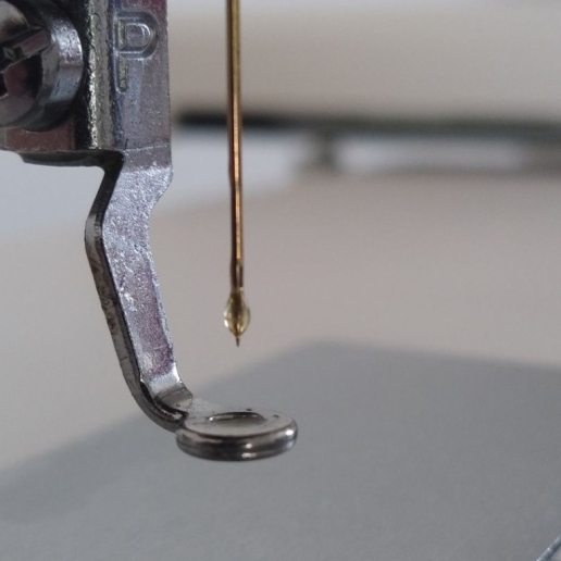 Faut-il mettre un tissu sous l'aiguille quand on ne couds pas ?