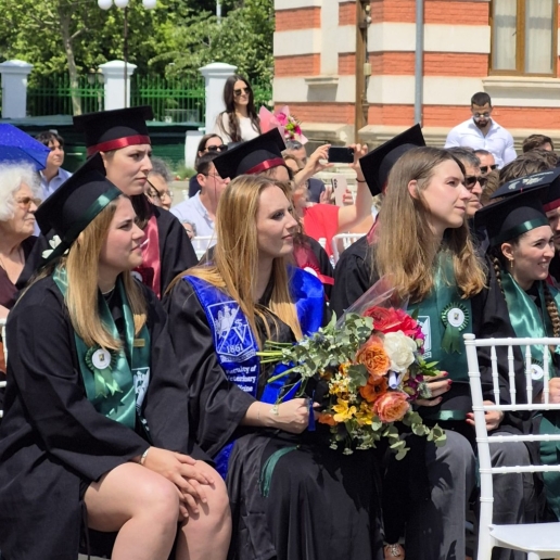 Toges, écharpes et coiffes : les traditions des vétérinaires de Bucarest